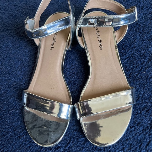 Metallic sandals - Picture 3 of 5